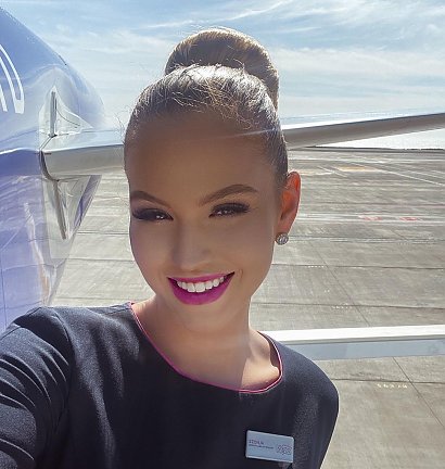 Od 2017 roku pracuje w liniach lotniczych Wizz Air jako stewardessa.