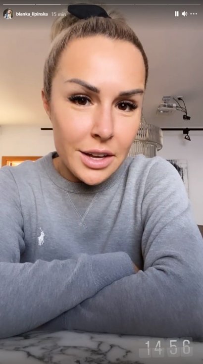 Blanka na swoim Insta Stories mówiła coś do fanów, opierając się o... taki sam blat! Przypadek?