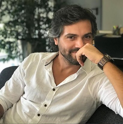Aykut İğdeli na co dzień nie przywiązuje się do włosów, ponieważ raz ma je długi...