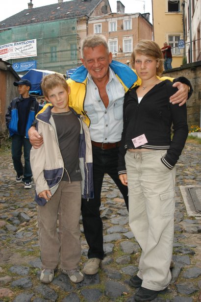 Bronisław Cieślak z dziećmi w 2004 roku