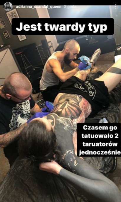Jakby tego była mało, Ada pokazała zdjęcie z sesji w salonie. Dwa tatuaże za jednym razem?! Ale z niego twardziel!