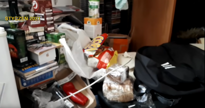 Mężczyzna trzyma także jedzenie w pokoju - znajduje się tutaj mała lodówka i czajnik.