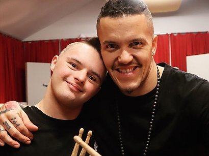 Od Tomka Torresa dostał nawet pałeczki do grania.