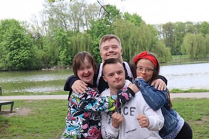 Dla Adam bardzo ważni są także przyjaciele. Szymon, który razem z nim wystąpił w programie, jest...