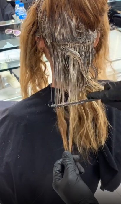 dobranie odpowiedniego koloru. Fryzjer zdeycdował się na ash blond, który...