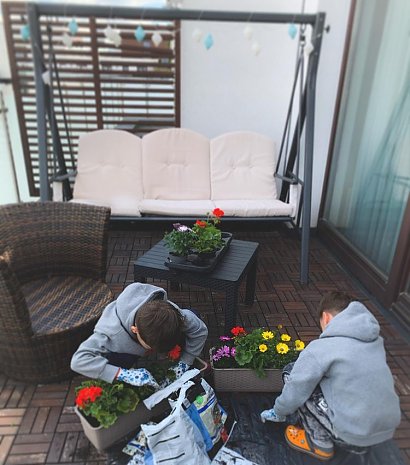 Aneta Zając spędza często czas z synami na różnych aktywnościach, jak sadzenie kwiatów, gotowanie...