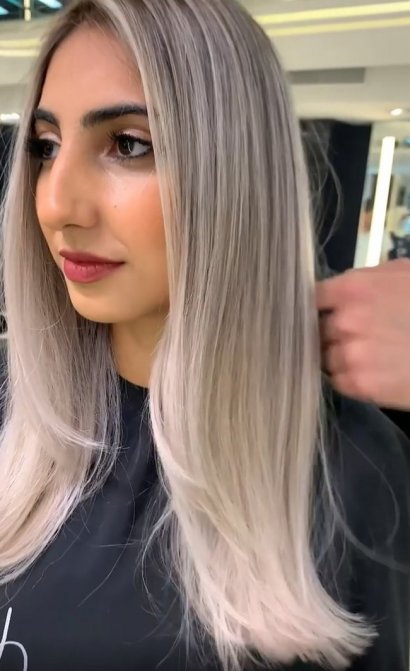 Zimny, popielaty blond na końcach i siwe odrosty.
