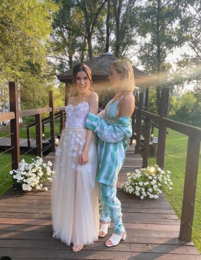 Kasia Sawczuk na wesele swojej siostry założyła garnitur marki Eppram, który składał się z trzech elementów: stanika, spodni i marynarki