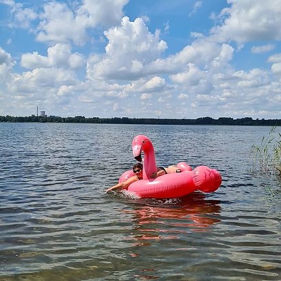 Nie ma zamiaru siedzieć w domu! Cieszy się promieniami słońca i pokazuje krągłości w kostiumie kąpielowym.