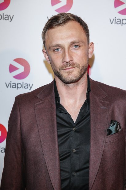 W brązowym garniturze i nonszalancko rozpiętej koszuli wyglądał jak James Bond!