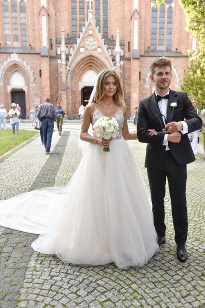 Z kolei rozpuszczone i przedłużone włosy dodały jej stylizacji lekkości i romantycznego stylu.