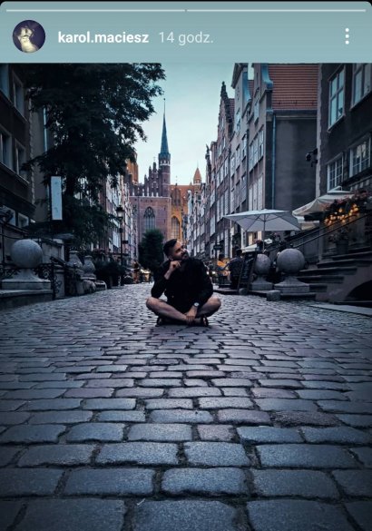 We wtorek Karol pokazał na Instagramie kolejne zdjęcie - tym razem to Laura uwieczniła go na fotografii. Zrobiła mu artystyczne ujęcie na tle tradycyjnego bruku i kościoła Mariackiego w Gdańsku.