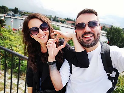 Para wyjechała właśnie na pierwsze wspólne wakacje do Gdańska. Karol zamieścił na Instagramie ich wspólne zdjęcie, na którym pokazują kształt serca ze splecionych dłoni.