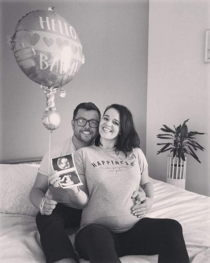 Do najnowszego czarno-białego  zdjęcia na Instagramie para pozuje ze zdjęciem USG i z balonem.