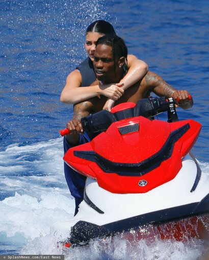Znana modelka i raper pozowali na skuterze wodnym podczas luksusowych wakacji.