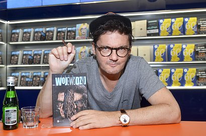 Dziennikarz niedawno wydał własną autobiografię, w której zdradza pikantne szczegóły ze swojego życia prywatnego.