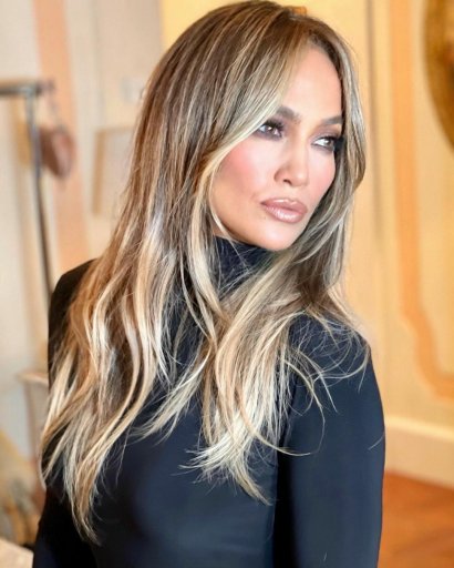MTV VMA: Jennifer Lopez zapomniała majtek? Jej srebrna sznurowana mini jest hitem!