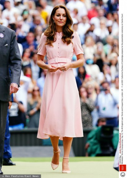 Jedną ze stylizacji na mistrzostwa tenisa była jasno-różowa sukienka o długości midi i z 3/3 rękawami.