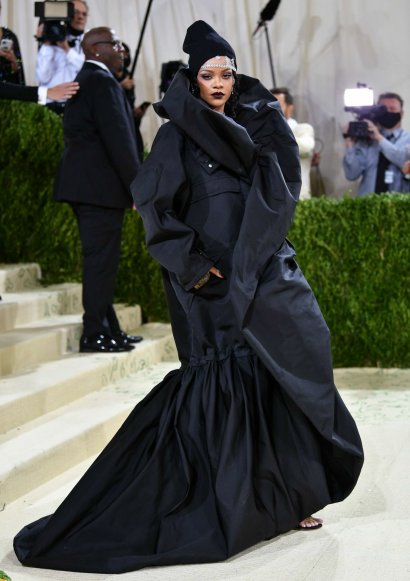 Rihanna pojawiła się w ogromnym czarnym płaszczu-sukience od Balenciagi i czarnej czapce.