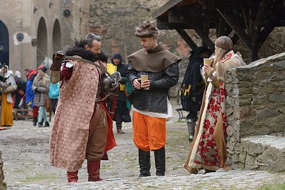 Lubomir (Marcin Januszkiewicz) zaprasza Martę (Honorata Witańska) na lekcję fechtunku.
