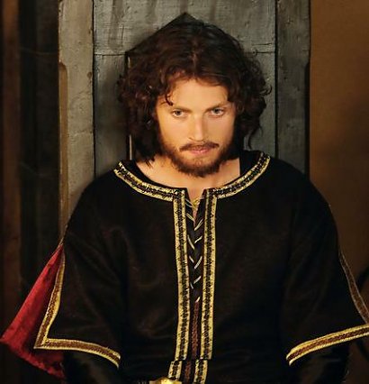 Z serialu po pierwszym sezonie odszedł m.in. Mateusz Król, odtwórca roli Kazimierza Wielkiego.