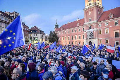 Protesty My zostajeMY w EU: Tak wyglądał protest w Warszawie, na który przyszło 100.000 osób! Zobacz zdjęcia i najlepsze hasła!