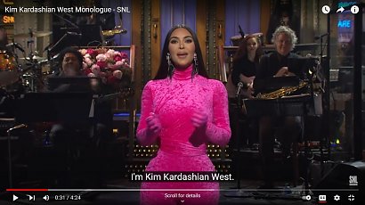 Kim Kardashian w Saturday Night Live w różowym kombinezonie. A gdy się odwróciła...
