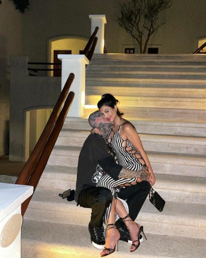 Na tę chwilę czekali wszyscy fani Kardashianki, a patrząc na zdjęcia Kourtney Kardashian i Travisa Bakera czuliśmy w kościach, że to wszystko kwestia czasu!