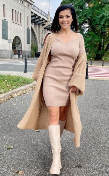 Ależ zrobiło się kobieco! Sukienka podkreślająca figurę, długi kardigan, dzięki któremu jesień robi się przyjemniejsza i długie buty.