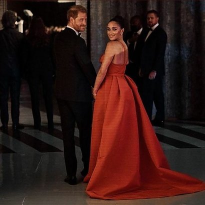 Meghan miała na sobie suknię na cienkich ramiączkach z dużym dekoltem i odkrytymi plecami i trenem!