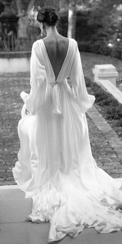 Jedwabna suknia ślubna z odkrytymi plecami i nienachalnym wiązaniem. Jest zmysłowo i elegancko!