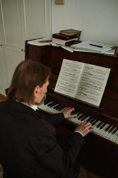 W trakcie tej mszy organista gra kolędy i pastorałki.