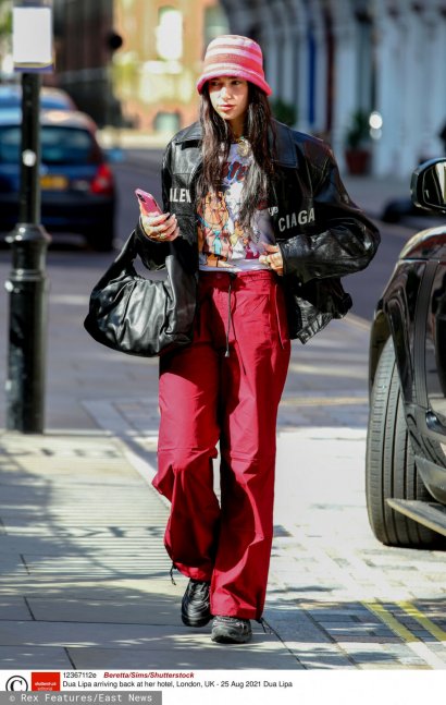 Na londyńskich ulicach można ją spotkać w wygodnych szerokich spodniach dresowych, czy obszernych kurtkach. W takich stylizacjach aż trudno ją rozpoznać!