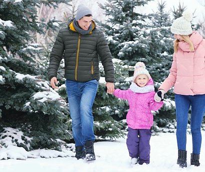 Wybierzcie się na rodzinny spacer. Jeśli spadło choć odrobinę śniegu, Twój maluch z pewnością będzie miał niesamowity ubaw.