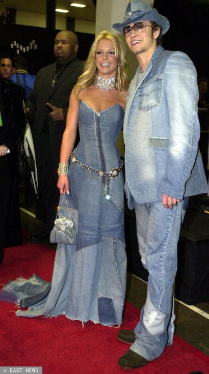 NAJGORSZA: Britney Spears i jej ówczesny chłopak Justin Timberlake pojawili się tak na American Music Awards w 2001 roku. To była bez wątpienia najszerzej komentowana stylizacja! W pasujących do siebie jeansowych strojach wyglądali na wskroś tandetnie! Jednak to właśnie oni rozpoczęli trend na ubieranie się w podobne stroje wśród znanych par, który trwa do dziś!
