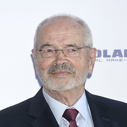Z pasji do kina w 1956 roku rozpoczął studia na Wydziale Reżyserii w Państwowej Wyższej Szkole Filmowej w Łodzi.