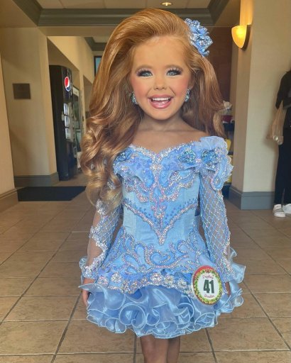Ma 5 lat i wygrywa konkursy piękności dla dzieci! Bez makijażu jest nie do poznania!