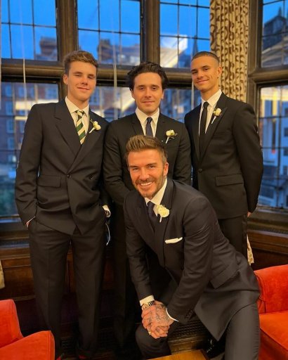Najstarszy syn Beckhamów, Brooklyn Beckham ma już 22 lata, średni syn Romeo Beckham ma 19 lat, a najmłodszy Cruz Beckham ma już 16 lat!