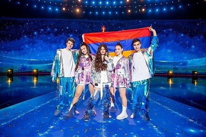 Na Eurowizji Junior wystąpiła wraz ze swoim zespołem.