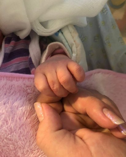 Wesołą nowinę Wojtek przekazał na Instagramie publikując zdjęcie maleńkiej rączki małej Antosi!