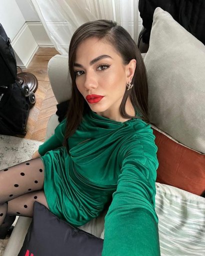 Czy Demet Özdemi ma kogoś? Zdolna aktorka była w związku ze znanym muzykiem, Oğuzhanem Koçem. Fani uwielbiali tę dwójkę i byli pewni, że są idealnie do siebie dopasowani.