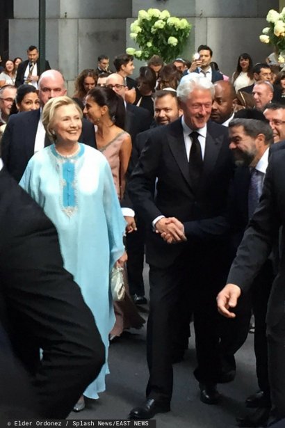 Hilary Clinton u boku Billa Clintona prezentowała się bezkształtnie w tej błękitnej, prostokątnej sukience do ziemi z cekinowym zdobieniem pod szyją.