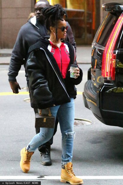Rihanna w upiętych dredach przemierza ulice Nowego Jorku, rok 2016