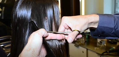 Swoje długie, lśniące i ciemne włosy kobieta zdecydowała się ściąć!
