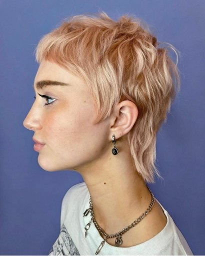 Wybierając fryzurę mullet hair możesz też zdecydować się na modną koloryzację, na przykład na truskawkowy blond - dzięki temu będziesz jeszcze bardziej trendy.