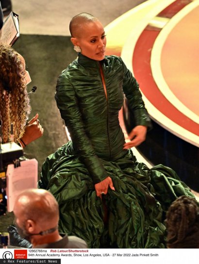 Jada Pinkett Smith założyła ogromną zieloną sukienkę marki Jean Paul Gaultier SS22 Couture.