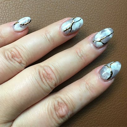 Zobacz piękne paznokcie wykonane techniką kintsugi!