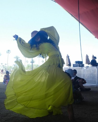 Żółta, prześwitująca sukienka - fajny pomysł na stylówkę na Coachellę?