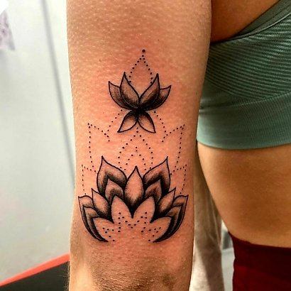 Kwiat lotosu na ramieniu