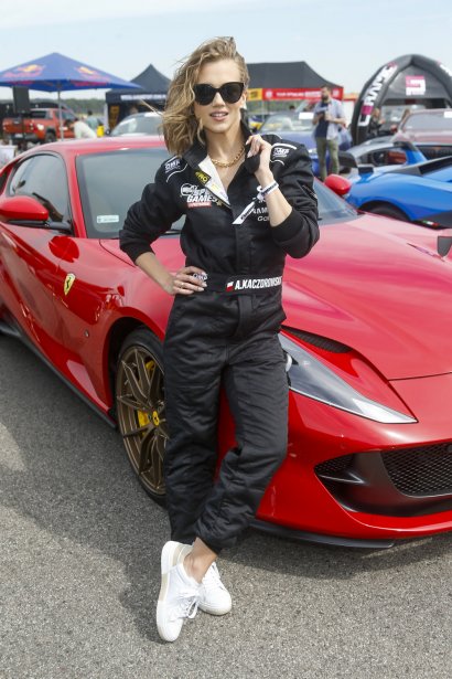 Wygląda na to, że lubi ostrą jazdę. Pasuje do niej czerwone Ferrari?